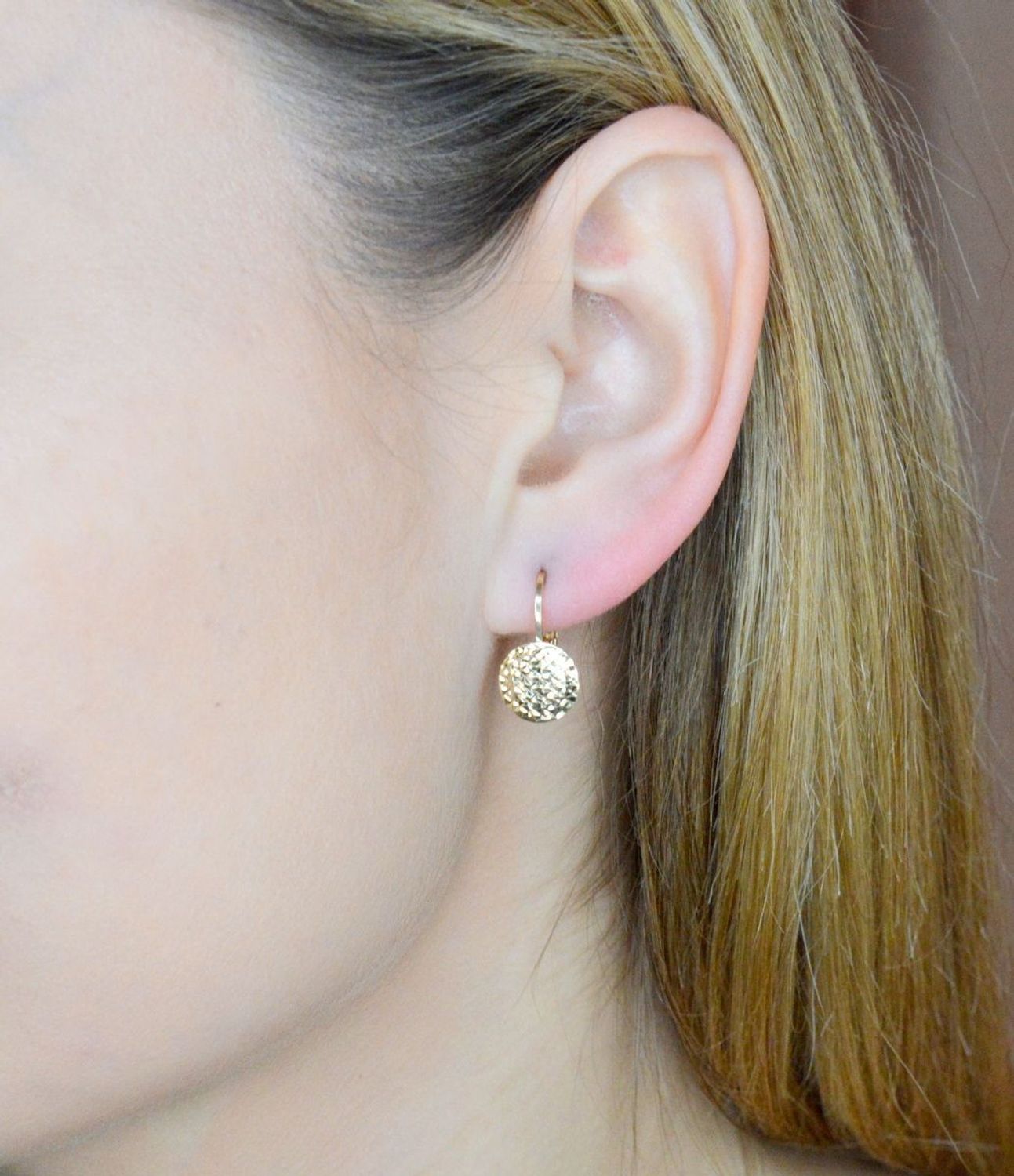 Złote kolczyki 375 wiszące okrągłe blaszki KL 1904 375. Delikatne kolczyki z ozdobnym grawerowaniem na okrągłej blaszce. Kolczyki zostały wykonane z najwyższej jakości próby żółtego złota 375. Kolczyki posiadają wygodne zapięcie na b.jpg